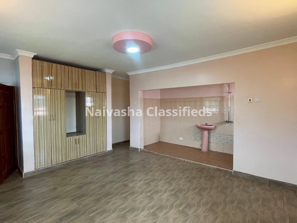 4 Bedroom Mansion for sale in Naivasha,Kinamba- sitting on 1/4 piece of land, 200mtrs from tarmac